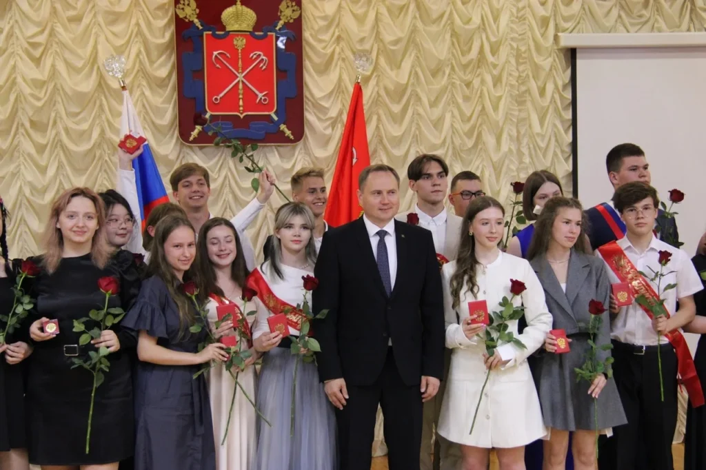 Церемония вручения почетных знаков и медалей выпускникам школ района