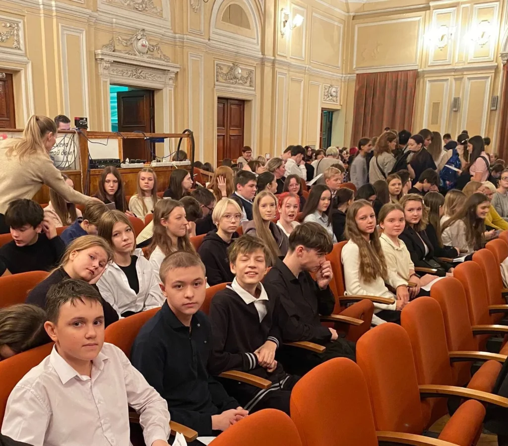 Школьный проект «Путешествия по Санкт-Петербургу и пригородам». Спектакль «Недоросль»